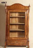 Glasschrank, deutsch, um 1870, Louis Philippe, Korpus Weichholz, Nußbaum, z.T. ge- spiegelt, Wurzelholz, Kopf geschwungen, Seiten mit ...