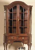 Prahlhans, England, um 1900, Mahagoni massiv, Queen-Anne-Stil, seitlich abgeschrÄgte Ecken, verglast, im Unterteil mehrere Schub- laden, oben ...