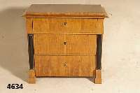 Kommode, deutsch, um 1830/40, Korpus Weich- holz, Kirschbaumfurnier sekundÄr, schÖne durchlaufende Maserung, schwarze HalbsÄulen, obere ...