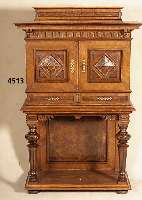 Stollenschrank, deutsch, um 1890, GrÜnder- zeit, Korpus Hartholz, Eiche massiv, hervor- ragende Verarbeitung, im Renaissance- bzw. ...