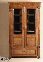 Mehrzweckschrank, deutsch, 1880, Nußbaumfur- nier, 2-tÜrig, verglast, 1 Sockelschublade, obere Zierleiste profiliert, leichte Ge- brauchsspuren, ...