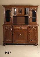 Aufsatzschrank, deutsch, um 1910, Korpus Weichholz, Eiche massiv, aufgesetzte Schnitz- ereien aus dem Vollholz, Oberteil mit facet- tiertem Glas, ...