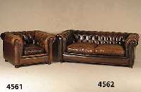 2-sitzer Chesterfield-Sofa, wohl England, 50er /60er Jahre, rÖtlich-braunes Leder von guter QualitÄt, lose Kissen, RÜcken und Seiten ge- heftet ...