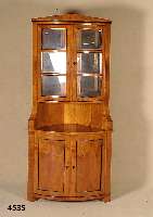 Eckschrank, im Biedermeierstil, Kirschbaum massiv, nach dem Vorbild von 1820/30, unter Verwendung Älterer Teile, Oberteil verglast, z.T. schwarz ...