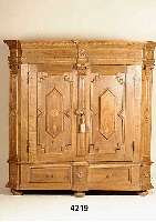 Kleiner Dielenschrank, Frankfurt Land/Hessen, um 1740/50, Eiche massiv, Front auf Rahmen gearbeitet, Seiten mit Schnitzereien aus dem Vollholz, ...