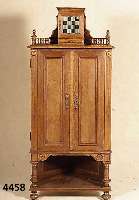 Eckschrank, deutsch, um 1890/1900, GrÜnder- zeit, Korpus Weichholz/Harthollz, Eiche massiv , Eichefurnier, reiche Drechselarbeit, Fensterfach mit ...