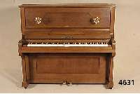 Klavier, deutsch, um 1900, Hersteller Erich Velten, Hannover, Korpus Weichholz/Hartholz, Eiche furniert, Messingkerzenhalter, schwenk- bar, sehr ...