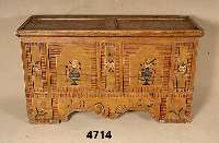 Truhe, sÜddeutsch, Nordelsaß, Weichholz, Front z.T. mit Leisten gearbeitet, Deckel Kastenfassung, Zierleisten doppelt getreppt, aus dem Vollholz ...