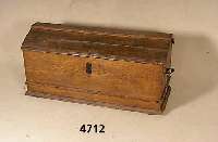 Truhe, mitteldeutsch, um 1790-1810, Eiche massiv, OriginalbeschlÄge u. Schloß, Dach doppelt gedeckt und geschweift, l. Holz- schÄden u. ...