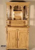 Aufsatzschrank, Weichholz, dt. um 1890, GrÜn- derzeit, Kiefer, z.T. auf Rahmen, Oberteil um 1900, dazugearbeitet, Leisten getreppt, Li- senen ...