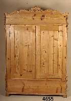Kleiderschrank Nußbaum, mitteldeutsch, um 1860, Weichholzkorpus, vollstÄndig auf Rah- men, Ecken abgeflacht, mit aufgesetzten Louis ...