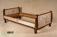 Bett im Biedermeierstil, deutsch, 30er Jahre, unter Verwendung alter Teile (1845/55), Weichholz, Wurzelnußfurnier, Betten umgestylt, mit ...