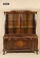 Aufsatzvitrine, deutsch, um 1930, Korpus Hartholz/Weichholz, kaukastisches Nußfurnier z.T. gespiegelt, aufgesetzte Rocaillen- schnitzerei azs dem ...