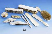 13-teiliges Toilettenset, Elfenbein und Naturbosten, England um 1900, bestehend aus: 1 HaarbÜrste, 2 KleiderbÜrsten, 3 Nagel- polierer, 1 ...