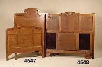 Paar Betten, deutsch, um 1910/20, Eiche, auf Eiche furniert, kannelierte Applikationen, wohnfertiger Zustand, dazu passend 2 Roste, ca. ...
