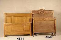 Bett, deutsch, um 1770-80, Eiche massiv mit aufgesetzten Schnitzerei von Lorbeerblatt und -kranz mit Siegesschleife, vier FÜße ergÄnzt, ...