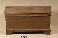 Buckeltruhe, sÜddeutsch, um 1820/30, Eiche massiv, Ecken verzahnt, aufgesetzte und ein- fach getreppte Leisten, Deckel in sich leicht geschweift, ...