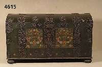 Buckel-Linnen-Truhe, sÜddeutsch, um 1760/70, Eiche massiv, bunt gefasst, bÄuerliche Be- malung und Datierung um 1800, Bemalung min. erneuert, ...