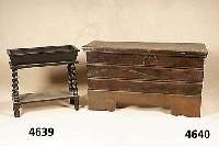 Schwere Lindentruhe, mitteldeutsch, um 1800/20, Eiche massiv, Front mit waagrechter dreifach getreppter Linienornamentik, unterer Teil ergÄnzt, ...