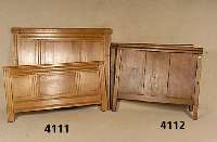Biedermeierbett, deutsch, um 1830/40, auf Rahmen gearbeitet, Eiche massiv, Handleiste halbrund, schÖne harmonische Doppel-Aufteilung , ...