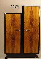 ArtDeco-Schrank, Frankreich, um 1925, kaukasischer Nußbaum gespiegelt furniert, zum Teil schwarz abgesetzt, seitlich gerundete TÜren links und ...