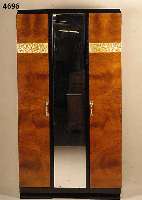 ArtDeco-Schrank, Frankreich, um 1920, russischer Wurzel-Nußbaum mehrfach gespiegelt furniert, teilweise schwarz abgesetzt, gestuf- ter Fuß und ...