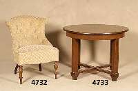 Clubtisch, deutsch, um 1902/04, Korpus Weichholz/Hartholz, Eiche massiv, Eichefurnier , Vierkant-Beine, frontal mit 2 Zurrillen, ab- gesetzter und ...