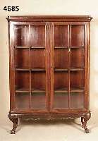 Vitrine, dt. um 1910, Front und Seiten auf Rahmen gearbeitet, Weichholz/Hartholz einfach verglast, Front versprosst, Perlleistenverzie- rung, Ecken ...