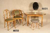 Stuhlsessel und 2 Salonsessel, deutsch um 1900, Ruster massiv, hell, geschweift, z.T. geschnitzt und versprosst, Stuhllehne mit floralem Dekor, ...