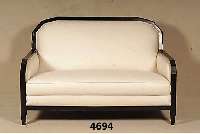 ArtDeco-Couch, Frankreich, um 1920, Holz schwarz gefaßt, allseitig umlaufender Rahmen, facetterte Lehnenrahmung, FÜße mehrfach ge- stuft, in ...
