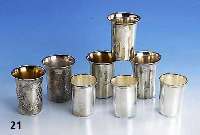 Großes Konvolut 8 verschiedene Becher, total ca. 400 g, versch. Silbergehalte, z.T. m. Innenverg., z.T. ziseliert, H ca. 7 - 8.5 mm