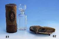 Kristallkaraffe fÜr den JÄger, England um 1860, facett. Glas, Trinkglas als StÖpsel verwendet, in LederhÜlle punziert und Blatt- ...