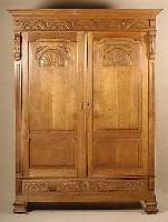 Kleiderschrank, mitteldeutsch, um 1870, helle Eiche, massiv, feine Maserung, RÜckwand in WH, Front auf Rahmen gearbeitet, mit Blatt und floraler ...