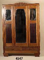 Schrank, wohl deutsch, um 1910/20, ArtDeco, Eiche massiv, florale Schnitzerei, 3 facet- tierte Spiegel, 2-schÜbig, TÜrfÜllungen mit ...