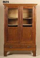 Glasschrank, deutsch, um 1900, Eiche und Weichholz massiv, zweitÜrig, eine Sockelschub- lade, zwei EinlegebÖden, original Schloß und BeschlÄge, ...