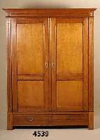 Kleiderschrank, deutsch, um 1900, Korpus Weichholz und Pitchpine, z.T. auf Rahmen ge- arbeitet, dreifach getreppt, Inlets einfach getreppt, ...