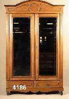 Kleiderschrank, deutsch, um 1900, Korpus in Eiche, Nußbaum, auf Rahmen gearbietet, Kopf- teil geschwungen, geometrisch abgesetzt, 2 SchÜbe, ...