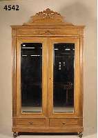 Kleiderschrank, Frankreich, um 1890, Weich- holz, Nußbaumfurnier gespiegelt, 2 TÜren mit facettiertem Spiegel, 2 SchÜbe mit umlaufender ...