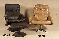 Designer-Stuhlsessel mit Hocker, 70er Jahre, Gestell Holz/Metall, aufgelegte Kissenteile abgenÄht u. gebÖrtelt, sparsam genoppt, dreh- bar, ...