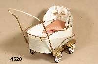 Puppenwagen, Belgien, um 1940, Marke HÄrlag, Rahmen Metall, Wachstuchbezug in beige und grÜn, gute Federung, aufklappbares Dach, auf- wendig ...