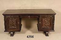 Jugendstilschreibtisch, wohl deutsch, um 1910, Eiche/Weichholzkorpus, Front aus dem Rahmen gearbeitet, sparsame gekehlte Zierleisten, z.T. ...