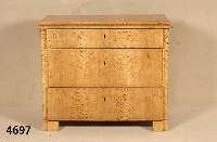 Kommode, mitteldeutsch, um 1850/60, Weich- holz-Korpus, Birkefurnier gespiegelt, drei Schubladen, aufgetreppter Kopf, eingelassene SchlÖsser, ...