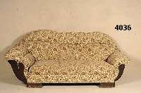 Couch, deutsch, um 1935/38, Korpus Buche auf Nußbaum gebeizt, asymetrische Anordung, RÜcken doppelt geschweift, 4 AbnÄhungen, zeit- typisch, ...