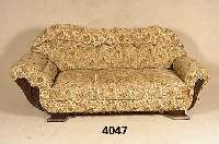 Couch, deutsch, um 1935/38, Korpus Buche auf Nußbaum gebeizt, asymetrische Anrodnung, RÜcken doppelt geschweift, 4 AbnÄhungen, zeit- typisch, ...