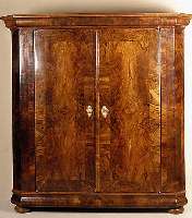 Kleiderschrank, Dresden, um 1770/80, Korpus Weichholz, Kopf und Fuß geschweift, Ecken ab- geflacht, Zierleisten einfach getreppt, ausge- suchtes ...