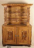Aufsatzschrank, wohl Lothringen um 1830/35, Korpus Weichholz und Hartholz, Front auf Rahmen gearbeitet, sogenannte KissenfÜllungen, diese ...