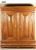 Wellenschrank, Hessen/Frankfurt, um 1750/60, Korpus Weichholz und Eiche massiv, auf Rahmen gearbeitet, Fuß mit integrierter Schublade, diese ...