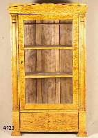 Biedermeierstilvitrine, Belgien, nach dem Vor- bild von 1810, unter Verwendung alter Teile, Korpus Weichholz, ausgesuchtes Birkefurnier, ...