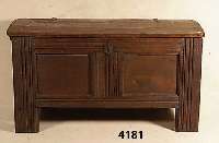Stollentruhe, deutsch, um 1790/1800, Eiche massiv, original BÄnderung und Griffe, Schloß beschÄdigt, Dokumentenfach mit Einlegeboden, Front ...