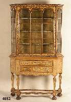 Marketerie-Stollenvitrine, Holland, 19./20. Jhd., nach dem Vorbild vo 1770/80, Korpus Eiche/Weichholz, Wurzelnußfurnier mit Fadenin- tarsien und ...